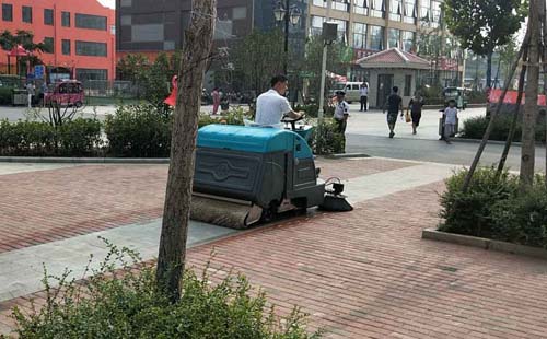 開著掃地車遛彎順便完成工作就是我理想的工作