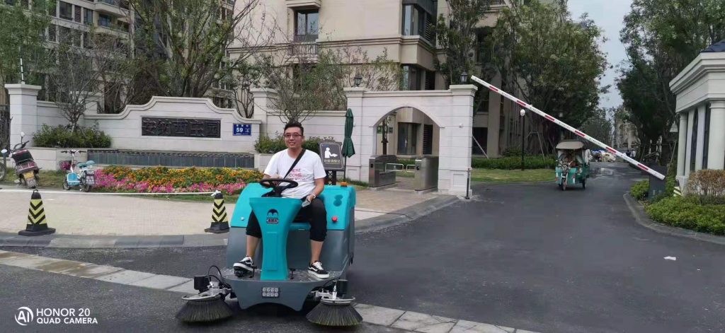 洗地車保養(yǎng)的幾個注意事項