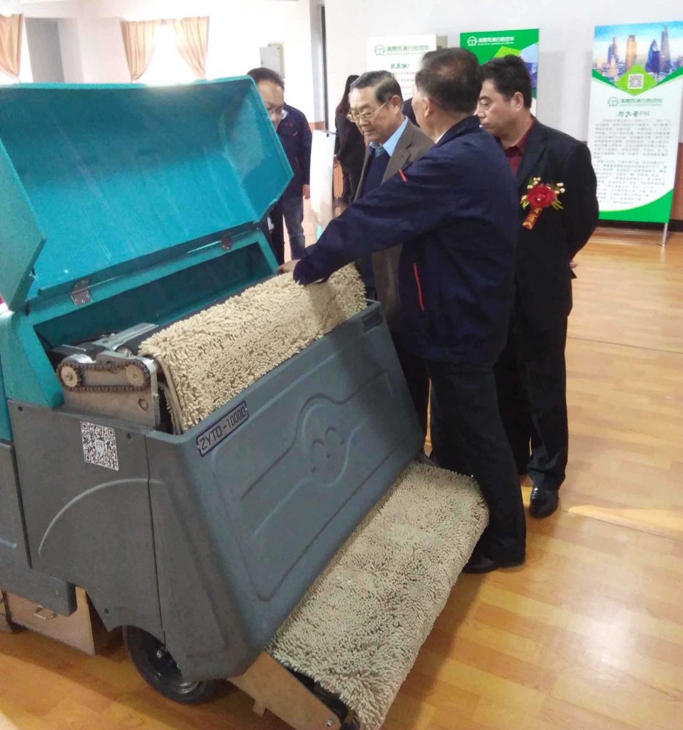 清晨雨洗地車不隨波逐流，追求更高的價值理念