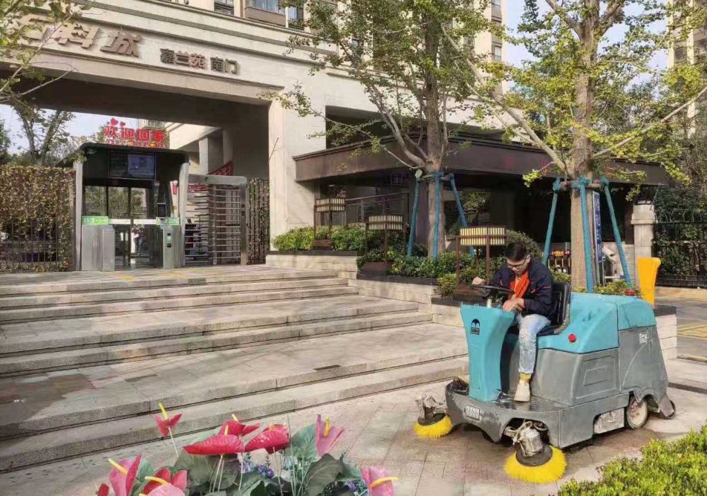 洗地車是油污地面的克星