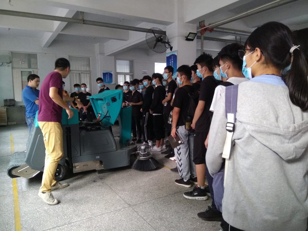 鄭州輕工業大學組織師生60人到公司參觀學習