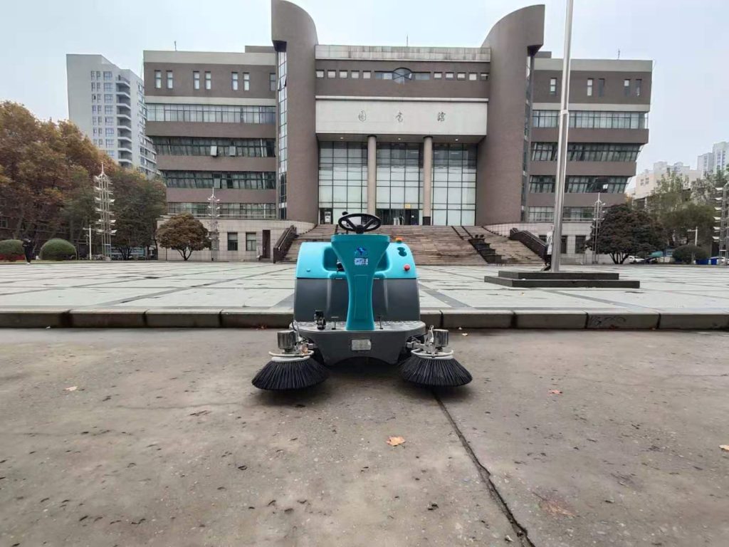 清晨雨掃地車1000C和清晨雨洗地車800C哪個(gè)好?
