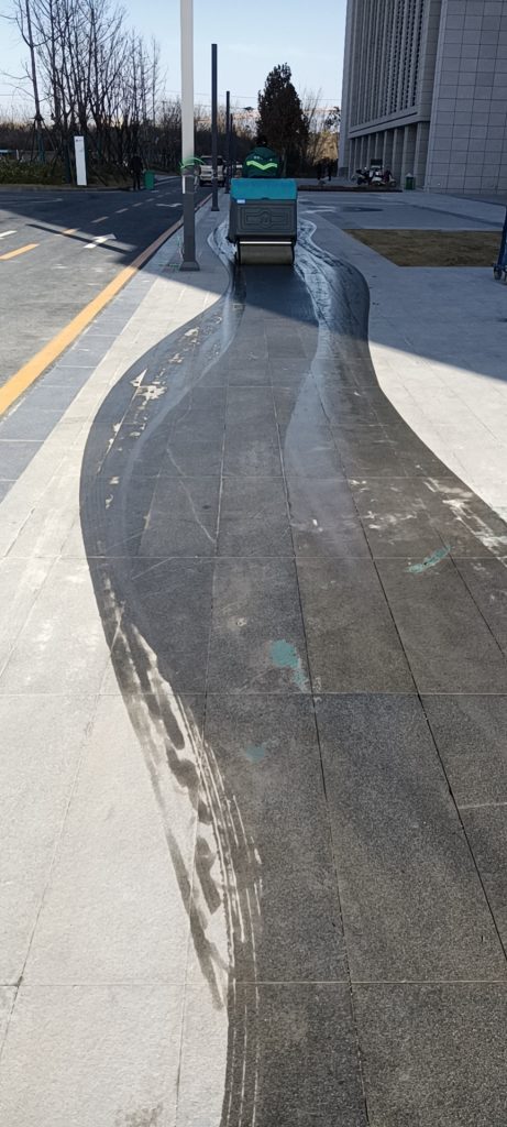 小區清潔一遍搞定，拖布拖地一去不返，洗地車成為物業新寵