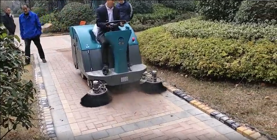 清晨雨：解鎖國(guó)內(nèi)十年清潔發(fā)展史，帶您讀懂掃地車等清潔設(shè)備變遷