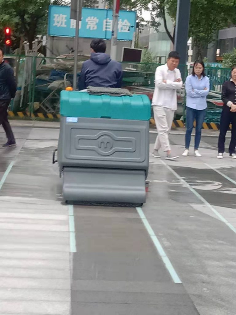清晨雨掃地車體驗：清潔率高達99%，污垢灰塵無處可藏