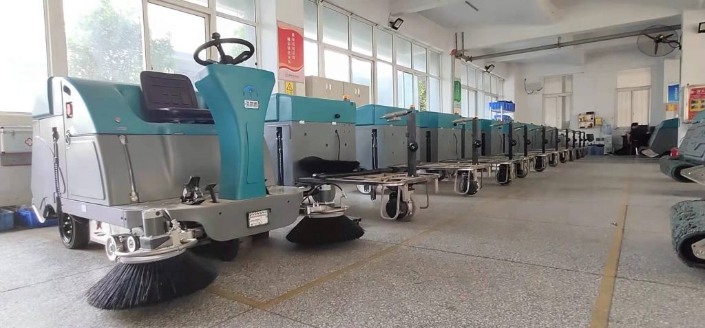 清晨雨：哪個牌子的電動掃地車好？駕駛式掃地車選購的風(fēng)險有哪些？