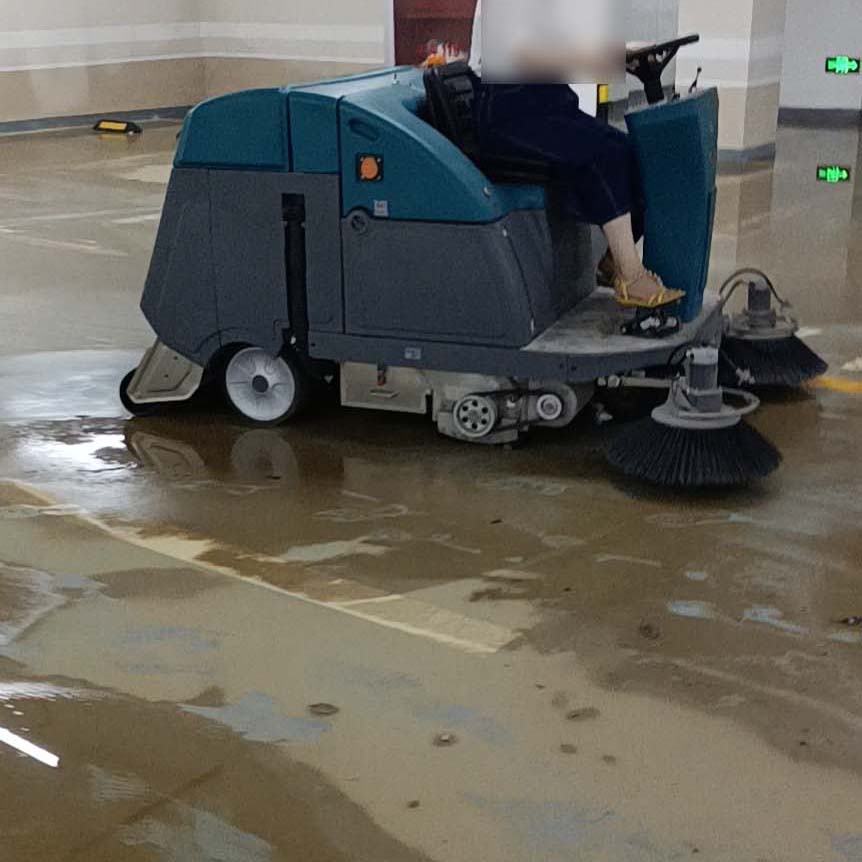 清晨雨：電動掃地車功能詳解