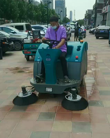 清晨雨：租賃電動掃地車和購買駕駛式掃地機那個更合適？
