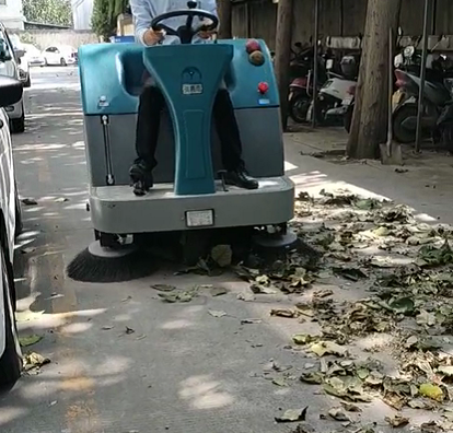 小區掃地車上崗，每小時可清理5000平方米