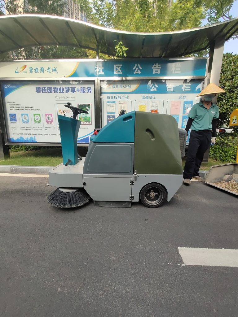 電動掃地車的出現為物業保潔員帶來一個好伙伴！