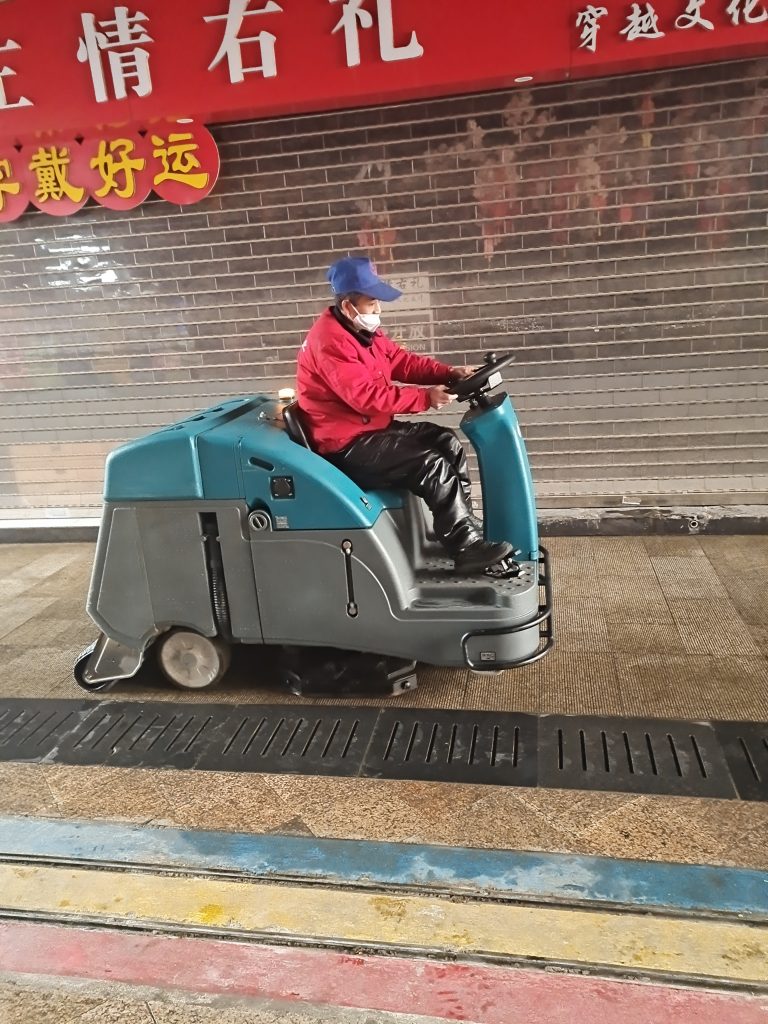 購買駕駛式洗地車的五大理由：洗地機提升清潔效率，降低企業人力成本