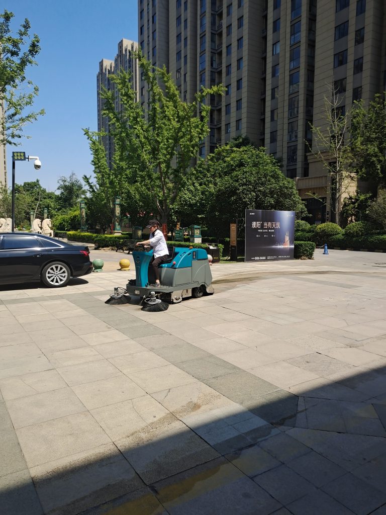 駕駛式掃地車測評：高效清潔利器