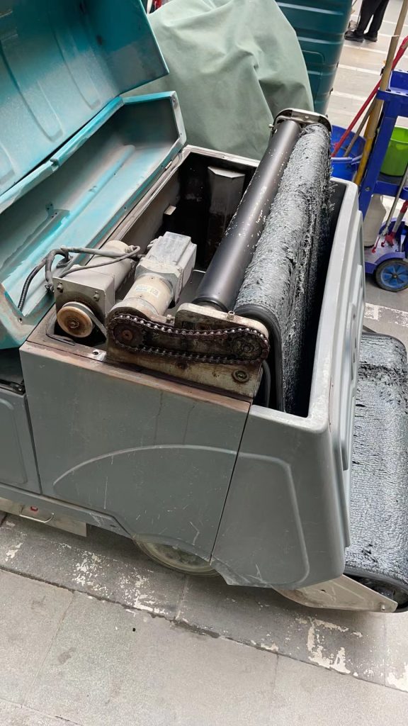 駕駛式洗地車出現(xiàn)問(wèn)題我們可以嘗試維修嗎