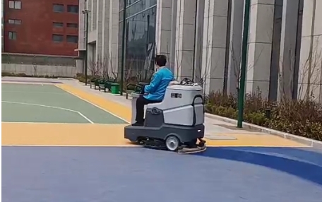 駕駛式掃地車、洗地車、拖地車哪個(gè)更好用？比較與選擇指南