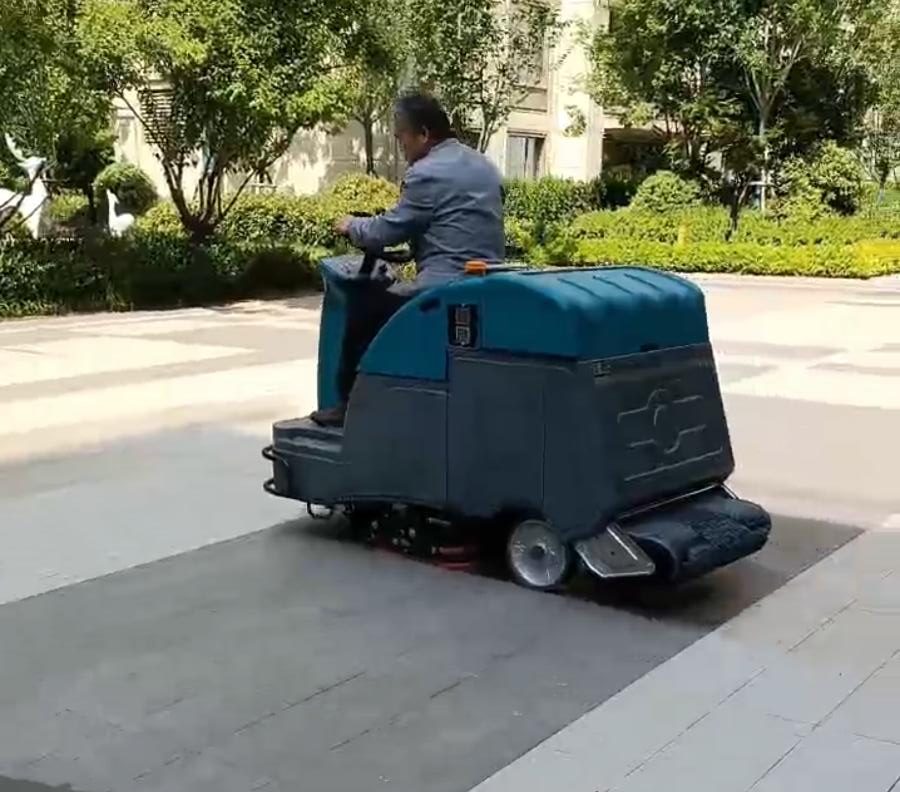 駕駛式洗地車：清潔界的“速度與激情”