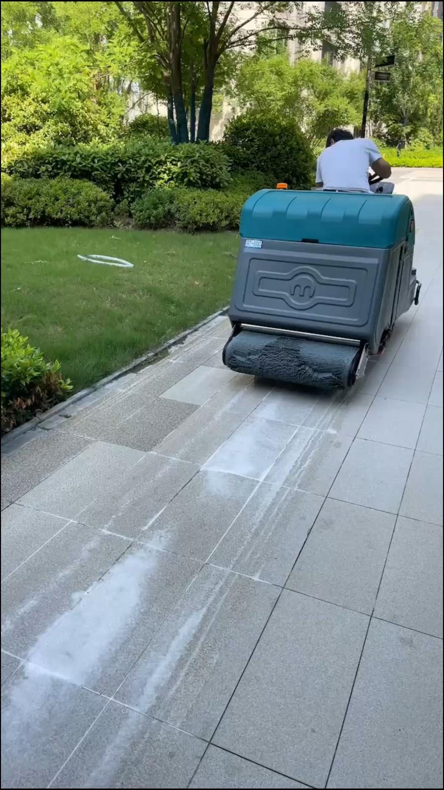 清晨雨駕駛式洗地車：清潔界的“酷炫新風尚”
