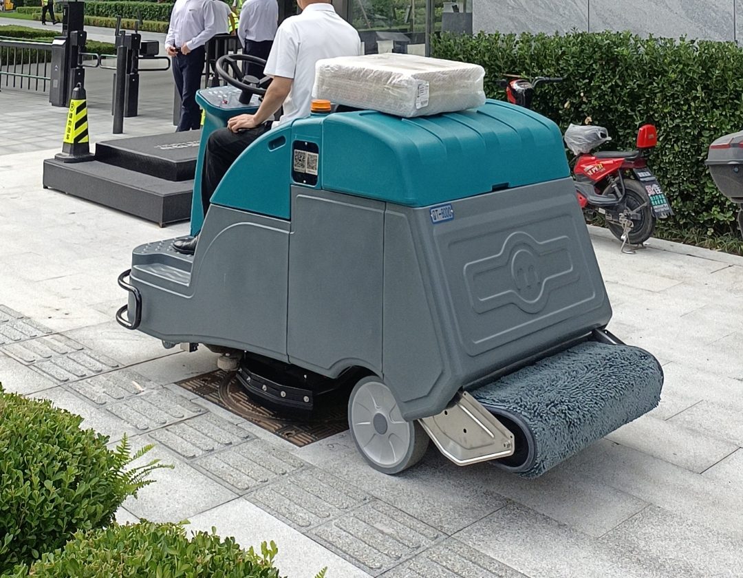 清潔新紀元：清晨雨QT800駕駛式洗地車引領物流園節水革命