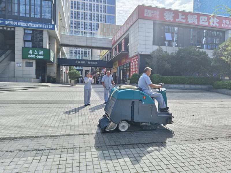 洗地車：餐飲商業(yè)街的清潔新標(biāo)準(zhǔn)，讓美食體驗更升級