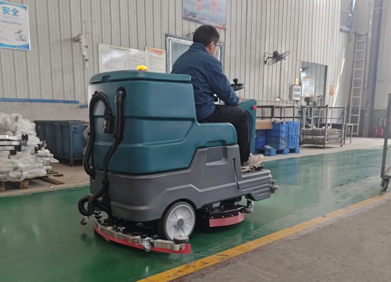 為什么說駕駛式洗地車是物業公司的“第二臺車”？3個真實案例告訴你答案