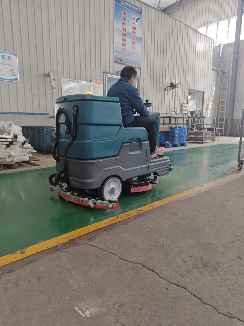 倉(cāng)庫清潔難題如何破？駕駛式洗地車讓3000㎡車間煥新只需2小時(shí)