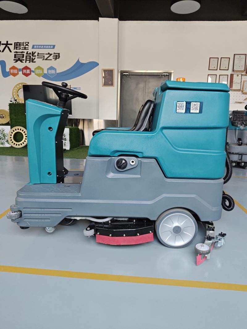 油污車間清潔翻車？防滑驅動+強力刷盤設計揭秘