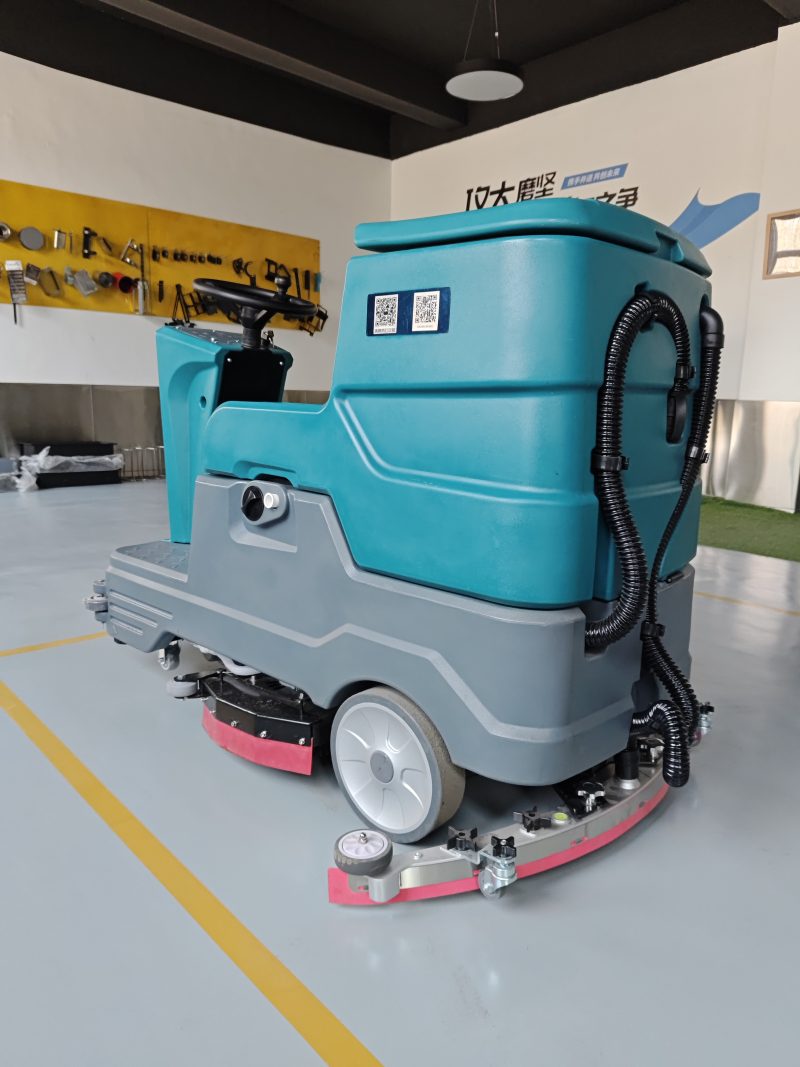倍效率革命！駕駛式洗地車如何重塑大型空間清潔標準？"