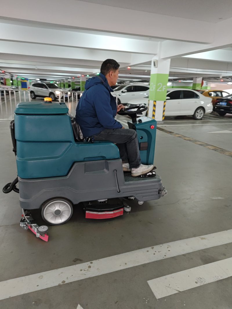 別再讓傳統(tǒng)拖把拖累進(jìn)度！駕駛洗地車的「懶人清潔法」