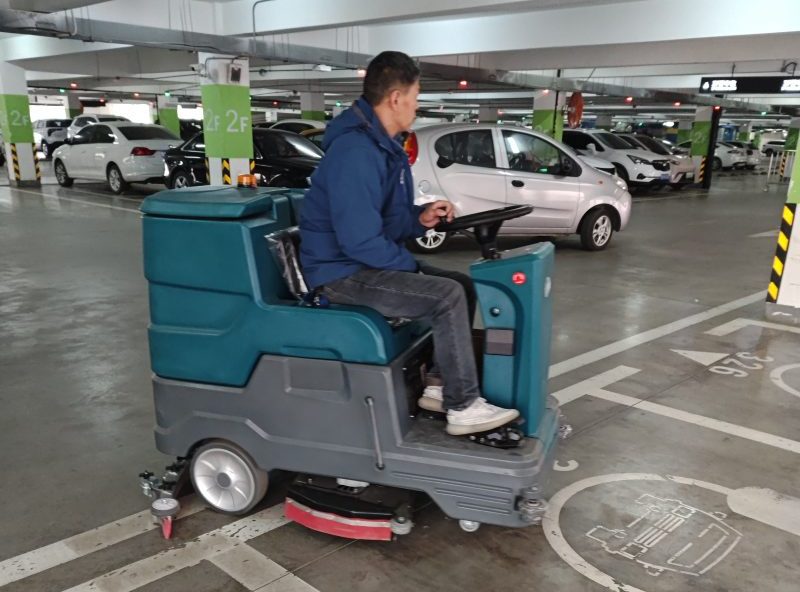 駕駛式洗地車搭配物聯網！3小時續航+基站定位，清潔管理數字化