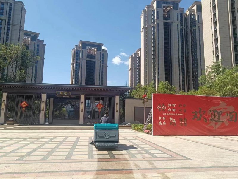 駕駛式洗地車的“全能表現(xiàn)”：一機在手，清潔無憂